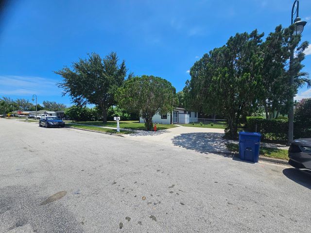 1605 W 10th, Riviera Beach, FL 33404