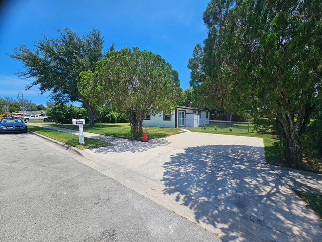 1605 W 10th, Riviera Beach, FL 33404