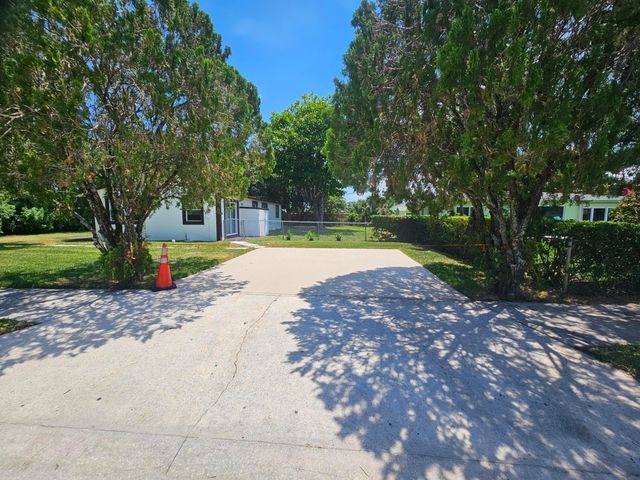 1605 W 10th, Riviera Beach, FL 33404