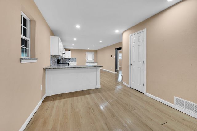 910 S Preston Street, Ennis, TX 75119