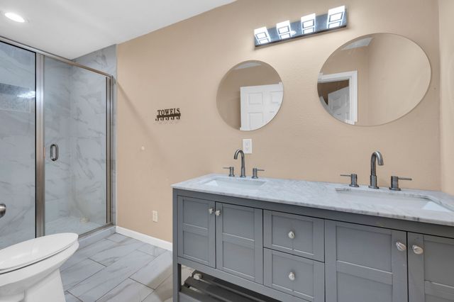 910 S Preston Street, Ennis, TX 75119