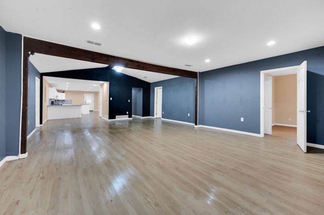 910 S Preston Street, Ennis, TX 75119