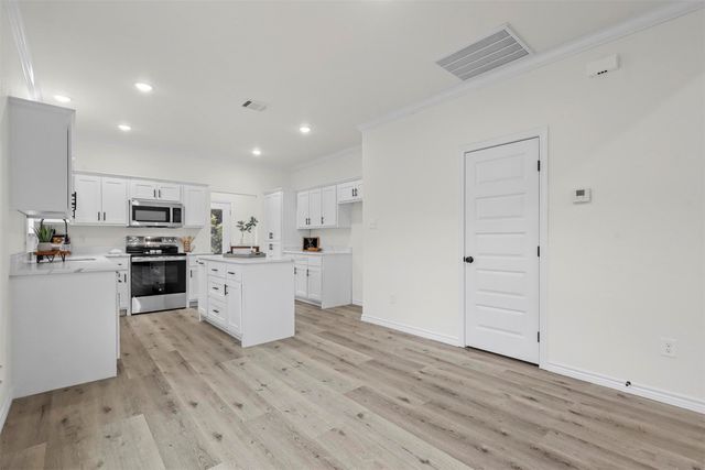 828 Colorado River Drive, Granbury, TX 76048