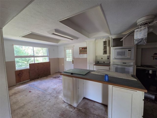 326 Texas Avenue, Bacliff, TX 77518