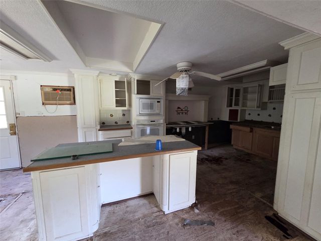 326 Texas Avenue, Bacliff, TX 77518