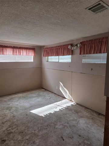 326 Texas Avenue, Bacliff, TX 77518