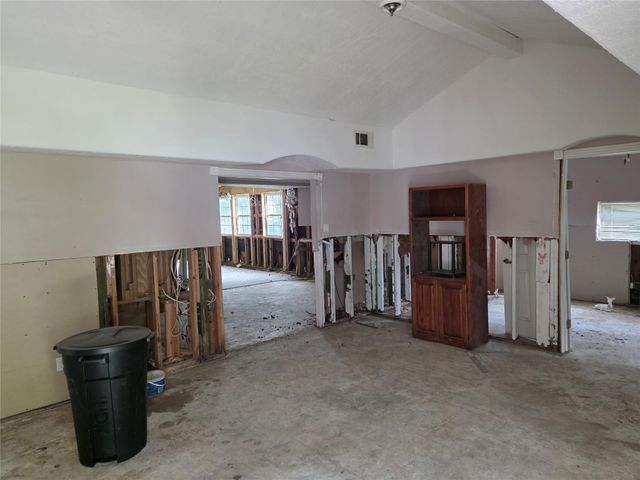 326 Texas Avenue, Bacliff, TX 77518