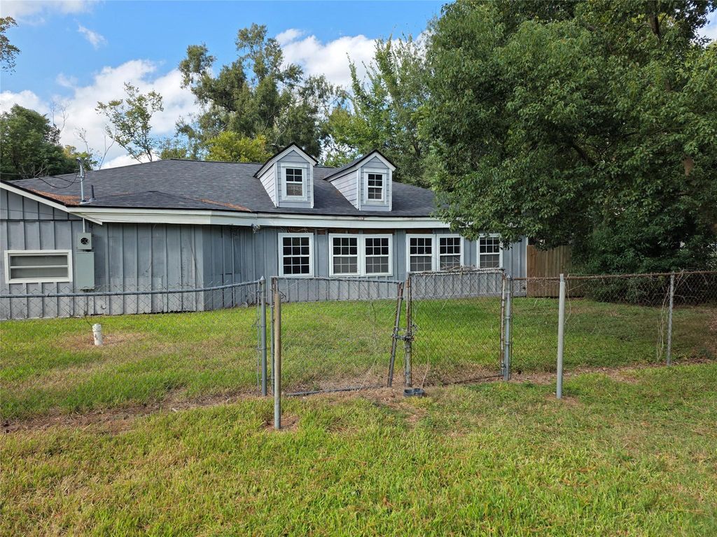 326 Texas Avenue, Bacliff, TX 77518