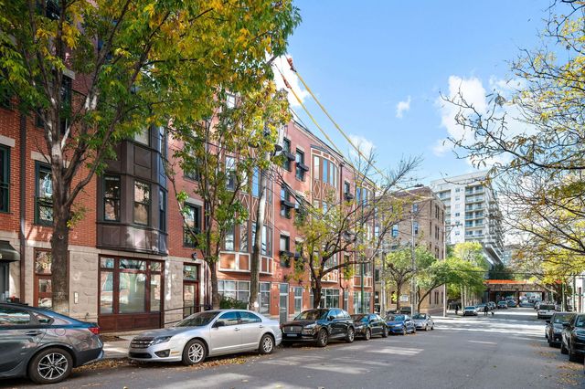 817 W Superior Street 2, Chicago, IL 60642