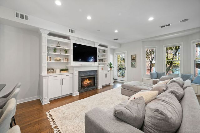 817 W Superior Street 2, Chicago, IL 60642