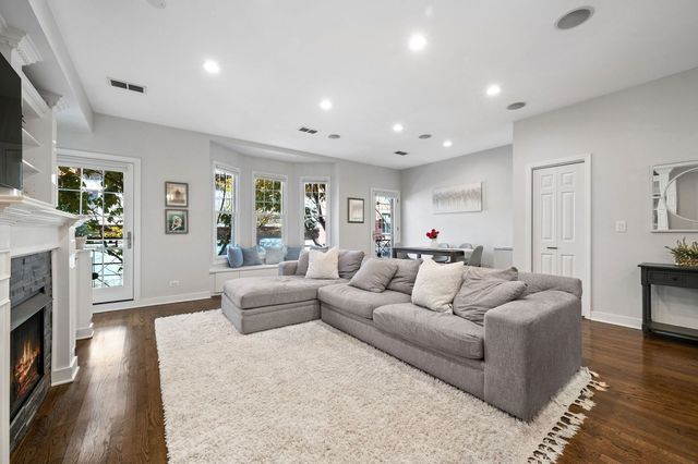 817 W Superior Street 2, Chicago, IL 60642