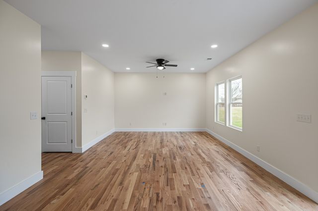 101 Hilltop Dr, Columbia, TN 38401