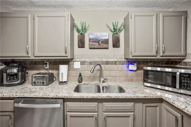 6712 E 134th Street, Grandview, MO 64030