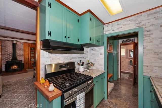 23720 Hillside, Crestline, CA 92325