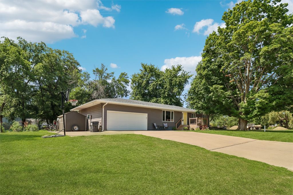 504 E Walnut Street, New Sharon, IA 50207