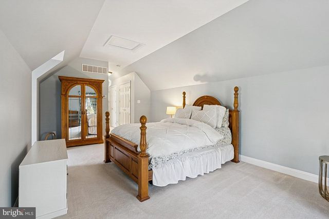 11 CLIFF SWALLOW DR, Medford, NJ 08055