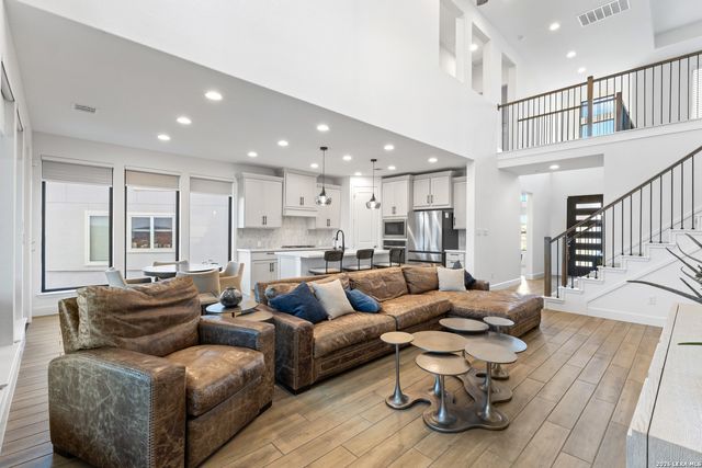 250 Navarro, Boerne, TX 78006