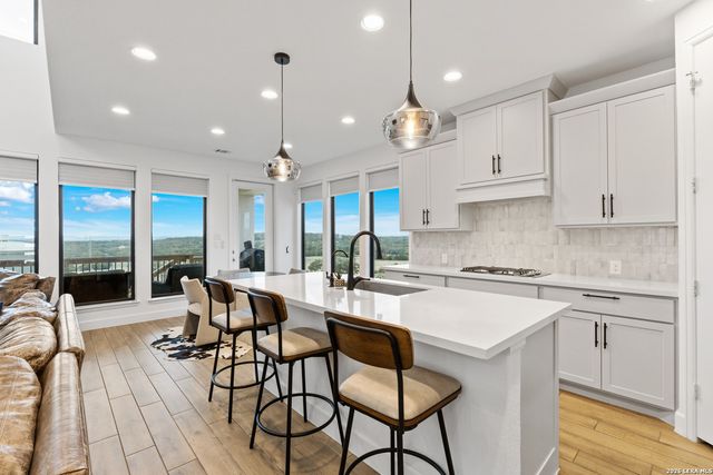 250 Navarro, Boerne, TX 78006