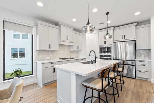 250 Navarro, Boerne, TX 78006