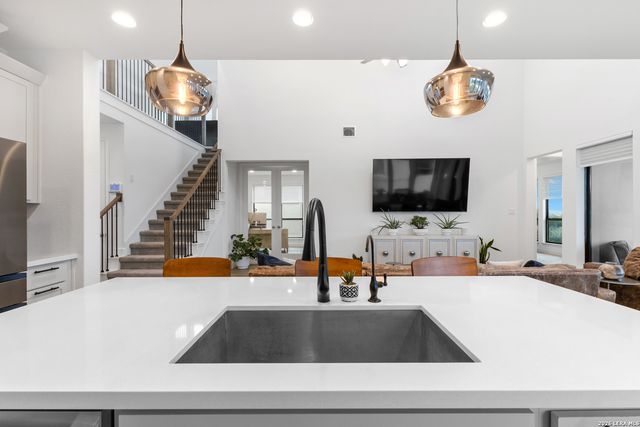 250 Navarro, Boerne, TX 78006