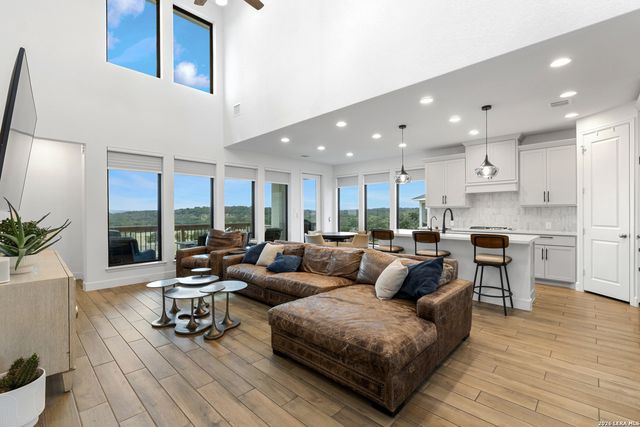 250 Navarro, Boerne, TX 78006