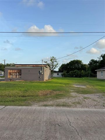 3 S Westward Street, Texas City, TX 77591