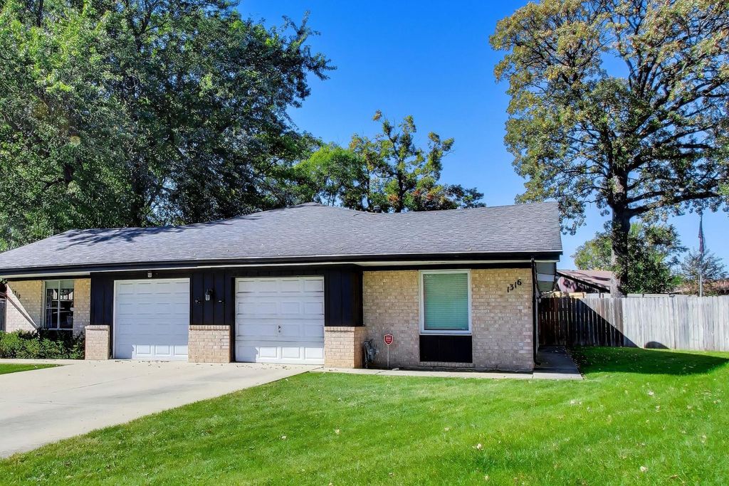1316 Beverly Lane, Streamwood, IL 60107 — photo 2