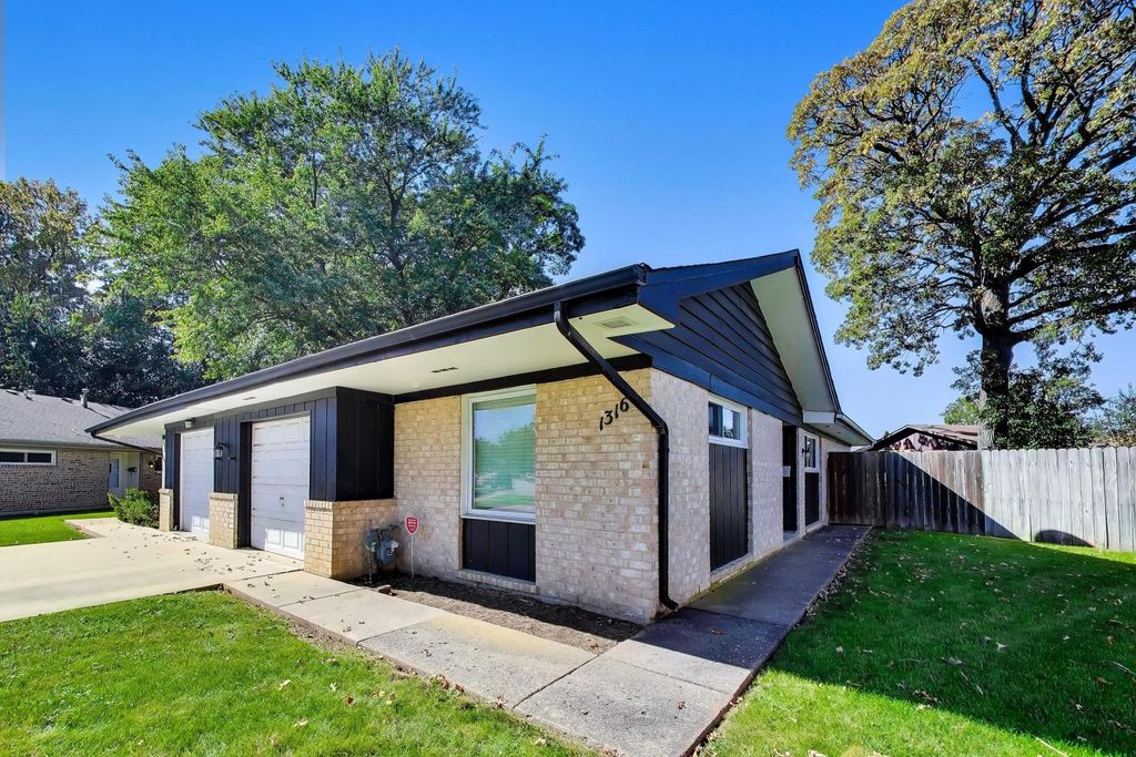 1316 Beverly Lane, Streamwood, IL 60107 — photo 3