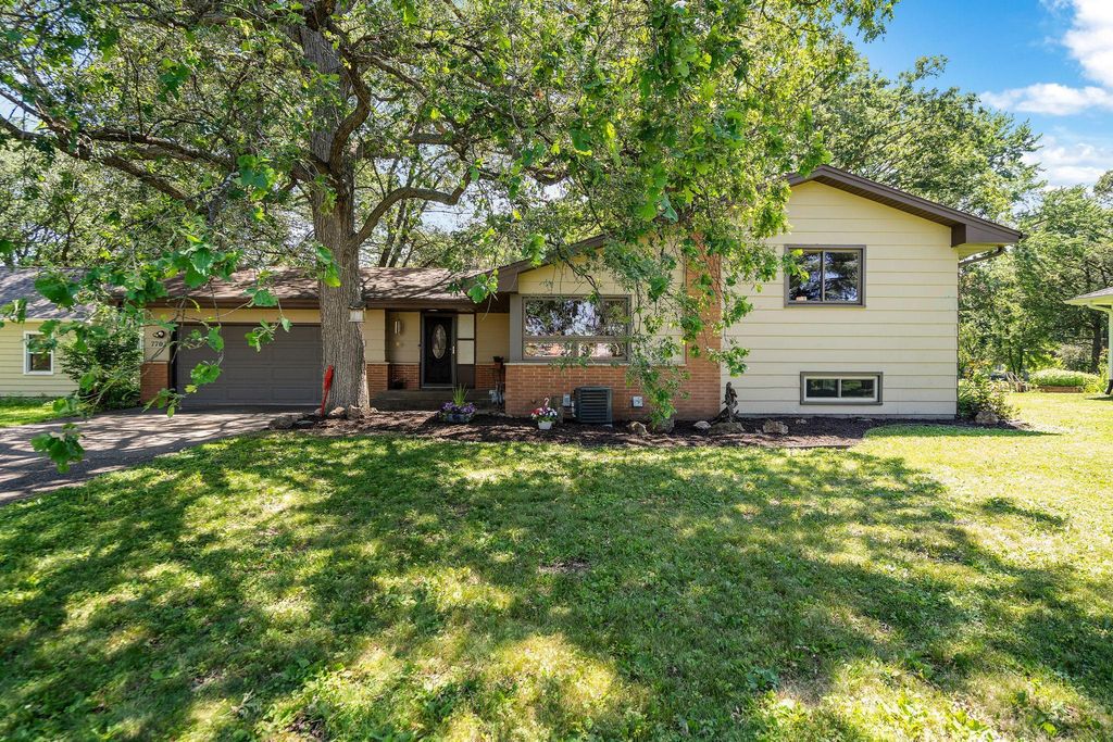 7703 49th Avenue N, New Hope, MN 55428