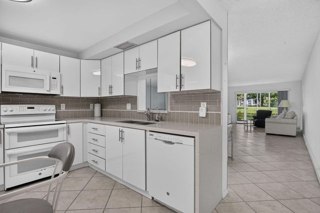 2006 GRANADA Drive J1, Coconut Creek, FL 33066