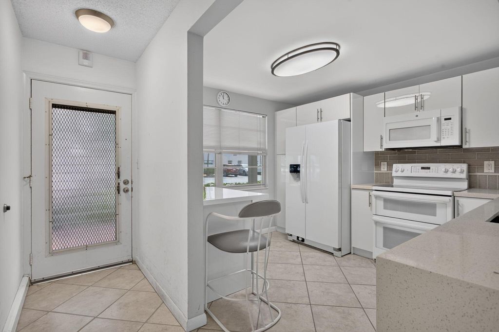 2006 GRANADA Drive J1, Coconut Creek, FL 33066