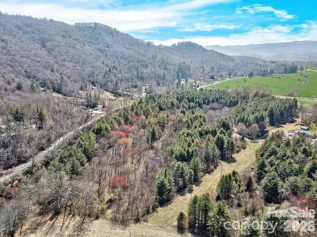 000 Valley Green Drive, Penrose, NC 28768
