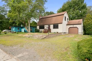 11 Glenwood Park South, New London, CT 06320