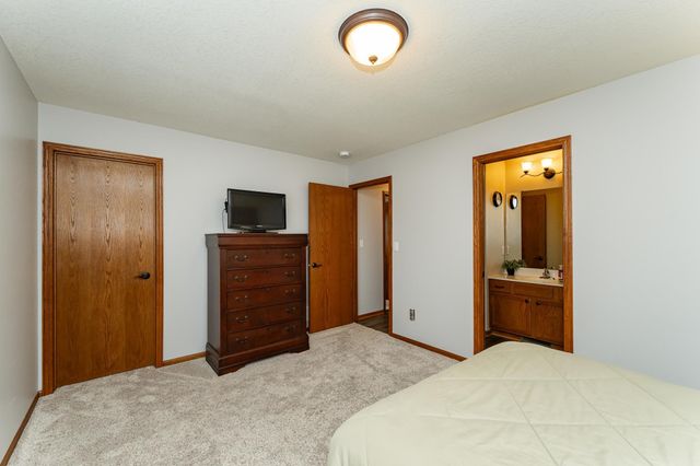 5301 Castleview Drive NW, Rochester, MN 55901