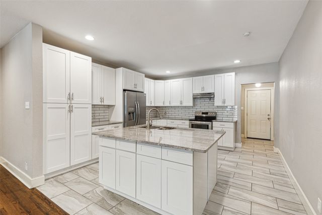 318 S Montreal Avenue, Dallas, TX 75208