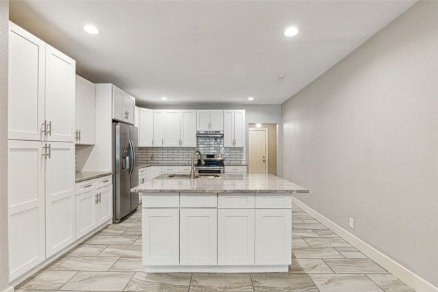 318 S Montreal Avenue, Dallas, TX 75208