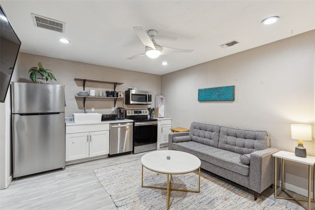 318 S Montreal Avenue, Dallas, TX 75208