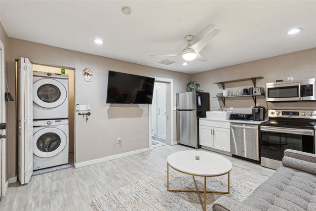 318 S Montreal Avenue, Dallas, TX 75208