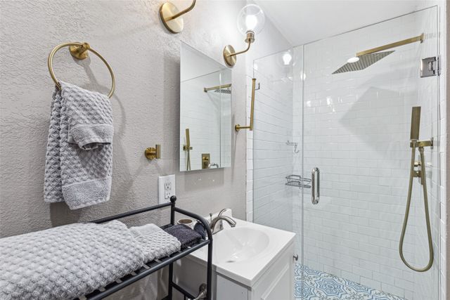 318 S Montreal Avenue, Dallas, TX 75208