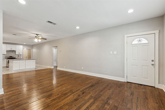318 S Montreal Avenue, Dallas, TX 75208