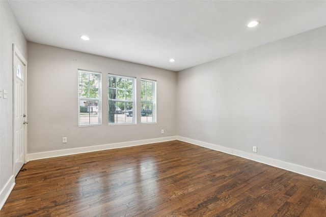 318 S Montreal Avenue, Dallas, TX 75208