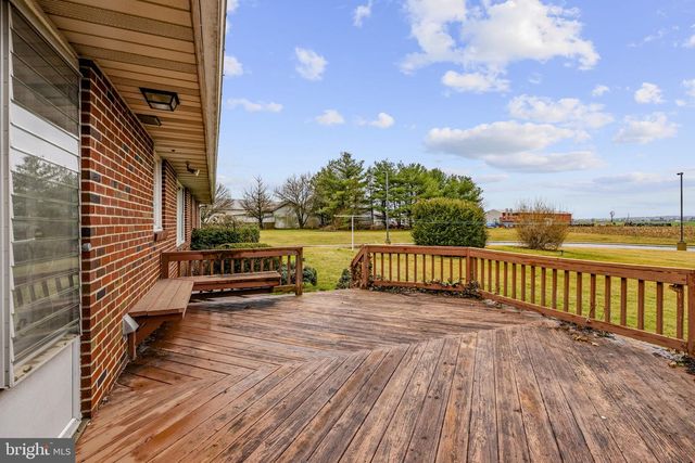 632 E FARMERSVILLE RD, New Holland, PA 17557