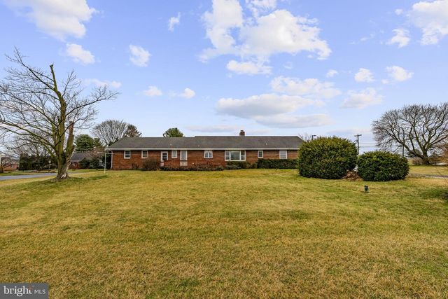 632 E FARMERSVILLE RD, New Holland, PA 17557