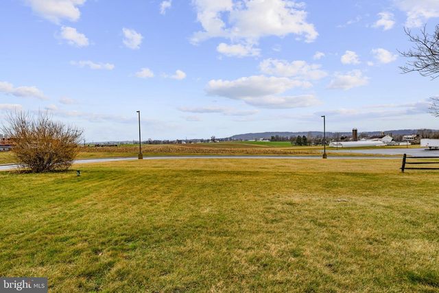 632 E FARMERSVILLE RD, New Holland, PA 17557