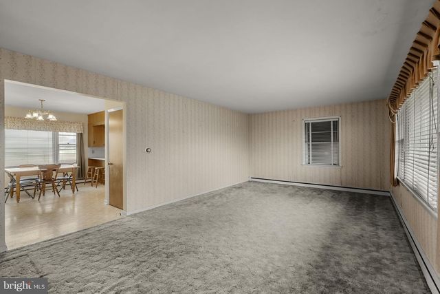 632 E FARMERSVILLE RD, New Holland, PA 17557