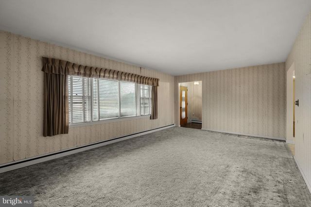 632 E FARMERSVILLE RD, New Holland, PA 17557