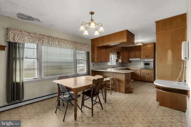 632 E FARMERSVILLE RD, New Holland, PA 17557