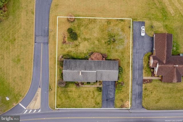 632 E FARMERSVILLE RD, New Holland, PA 17557