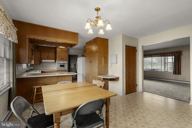 632 E FARMERSVILLE RD, New Holland, PA 17557