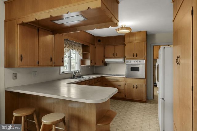 632 E FARMERSVILLE RD, New Holland, PA 17557